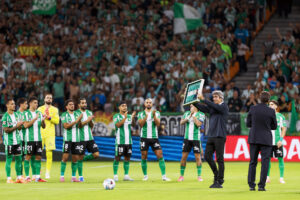 El entrenador del Real Betis Manuel Pellegrini recibe un reconocimiento por ser el técnico con más partidos en la historia del club, antes del partido de Laliga el conjunto verdiblanco disputó ante el Osasuna en el estadio de La Cartuja. EFE / Julio Muñoz