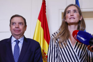 La vicepresidenta tercera y ministra para la Transición Ecológica y Reto Demográfico, Sara Aagesen junto al ministro de Agricultura, Pesca y Alimentación, Luis Planas atienden a la prensa tras el encuentro mantenido con representantes del sector agrario y pesquero, en el marco del Pacto de Estado frente a la Emergencia Climática, en la sede del Ministerio este lunes. EFE/ Javier Lizón