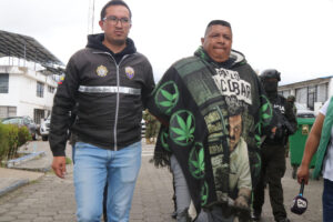 Uno de los presuntos cabecillas del Frente Iván Ríos, Ángel Polibio Q. Ch. es custodiado por integrantes de la Policía y del Ejército de Ecuador este sábado, en Tulcán (Ecuador). EFE/ Xavier Montalvo