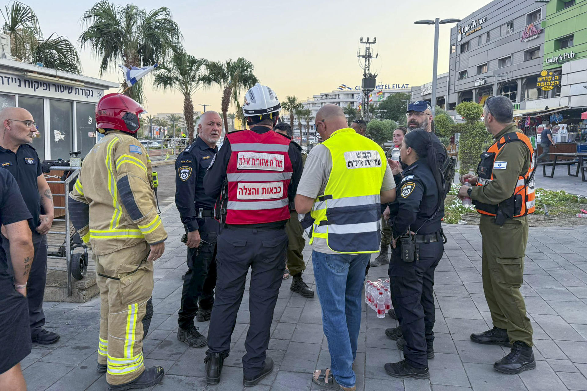 Un dron impactó este jueves cerca de la ciudad de Eilat, en el sur de Israel, mientras que el Ejército logró interceptar otros dos artefactos, un dron y un misil, este último procedente de Yemen. EFE/Policía de Israel SOLO USO EDITORIAL/SOLO DISPONIBLE PARA ILUSTRAR LA NOTICIA QUE ACOMPAÑA (CRÉDITO OBLIGATORIO)
