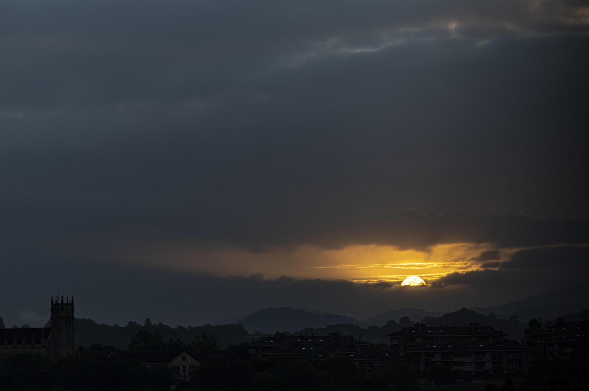 Vista del amanecer este jueves en San Sebastián. EFE/Javier Etxezarreta