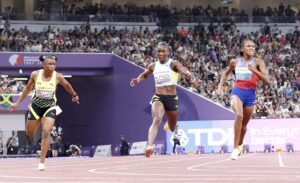 Julien Alfred (C), de Santa Lucía, junto a la estadounidense Melissa Jefferson-Wooden y la jamaicana Tina Clayton, en la final de los 100 metros de los Mundiales de Tokio. EFE/EPA/FRANCK ROBICHON