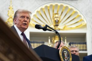 El presidente de Estados Unidos, Donald Trump, habla durante un anuncio en la Oficina Oval de la Casa Blanca en Washington, DC, EE.UU., el 2 de septiembre de 2025. EFE/EPA/AL DRAGO