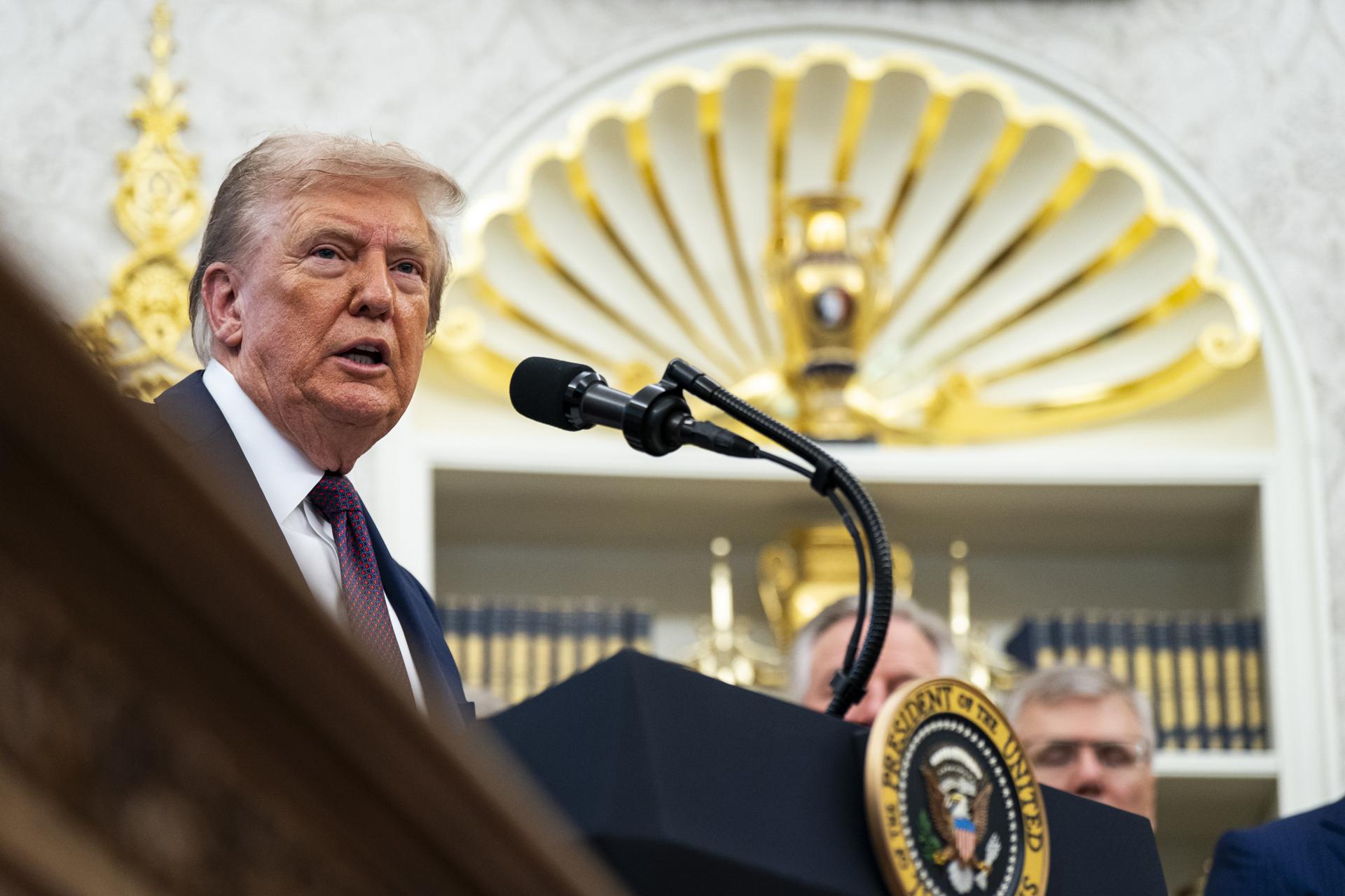 El presidente de Estados Unidos, Donald Trump, habla durante un anuncio en la Oficina Oval de la Casa Blanca en Washington, DC, EE.UU., el 2 de septiembre de 2025. EFE/EPA/AL DRAGO