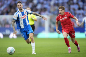 El defensa del Espanyol Fernando Calero (i) se escapa de Víctor Muñoz, de Osasuna, durante el partido de la tercera jornada de LaLiga que RCD Espanyol y Atlético Osasuna jugaron en el RCDE Stadium. EFE/Enric Fontcuberta