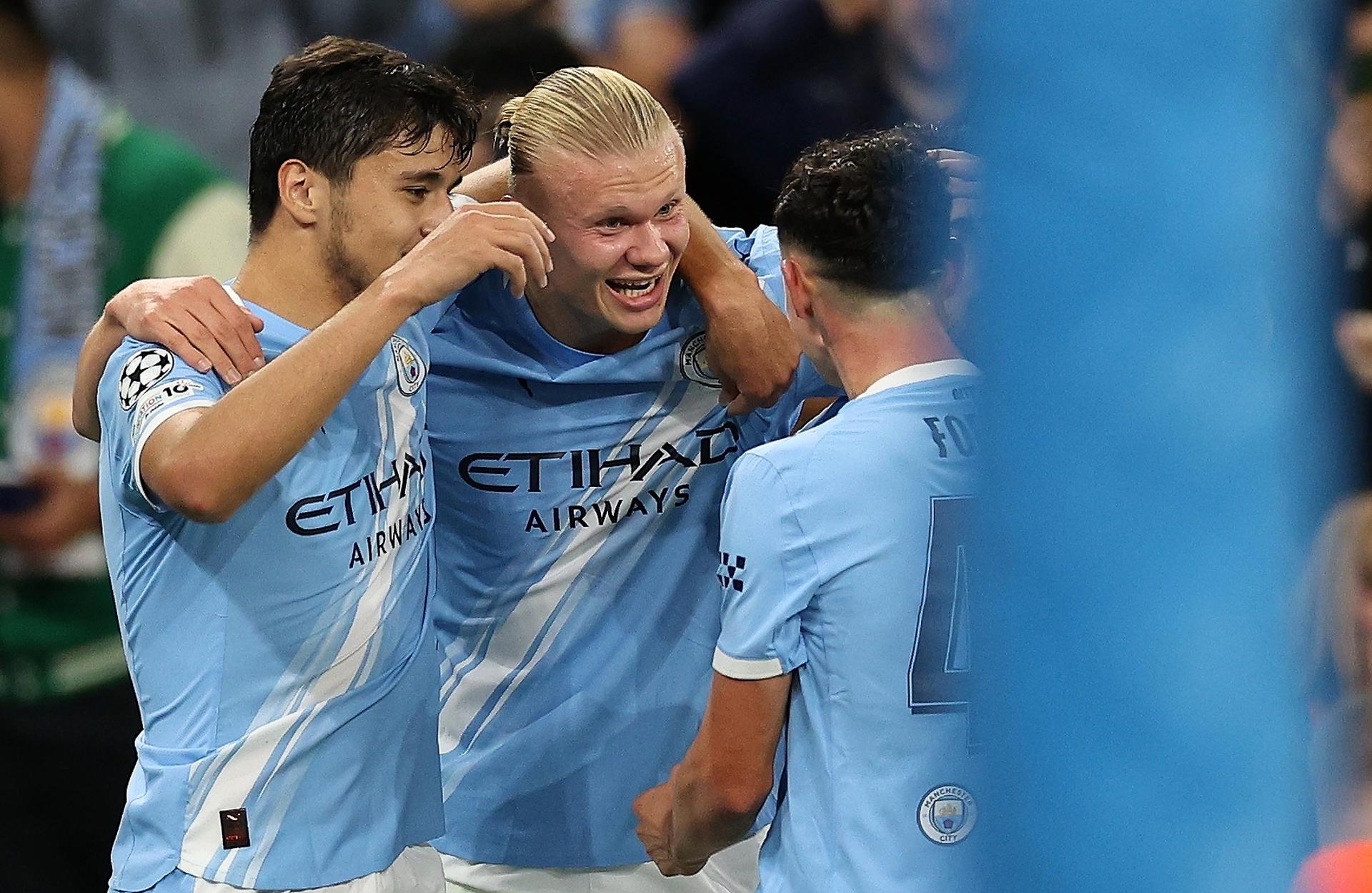El jugador del Manchester City Erling Haaland (C) celebra el 1-0 durante el primer partido de la fase liga de la UEFA Champions League que han jugado Manchester City y SSC Napoli en Maánchester, EFE/EPA/ADAM VAUGHAN