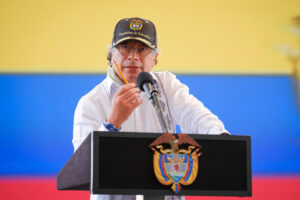 Fotografía cedida por la Presidencia de Colombia que muestra al mandatario colombiano, Gustavo Petro, hablando en Timbío (Colombia). EFE/ Presidencia de Colombia