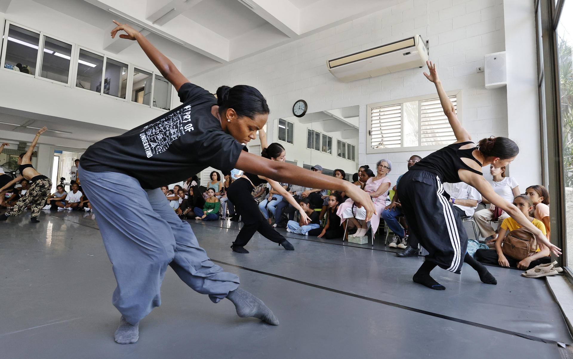 Bailarines de la compañía Acosta Danza fueron captados el pasado 27 de agosto durante un ensayo de una obra en La Habana (Cuba). EFE/Ernesto Mastrascusa