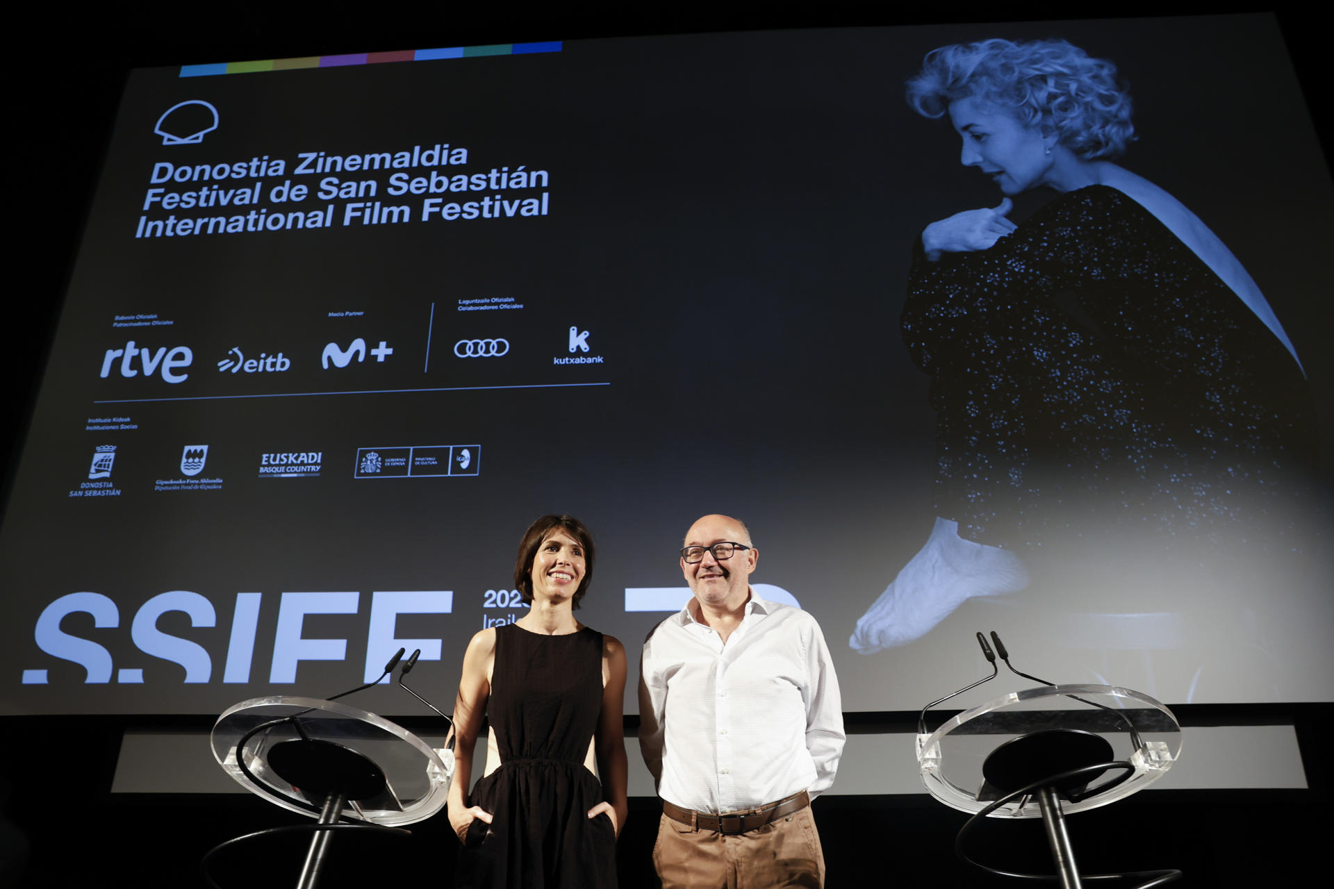 El director del Festival de Cine de San Sebastián, Jose Luis Rebordinos (d), y la responsable de comunicación, Ruth Pérez de Anucita (i), presentan este viernes los últimos detalles de la 73 edición, así como la composición del jurado o el listado de estrellas que pisarán la alfombra roja donostiarra entre el 19 y el 27 de septiembre. EFE/Juan Herrero.