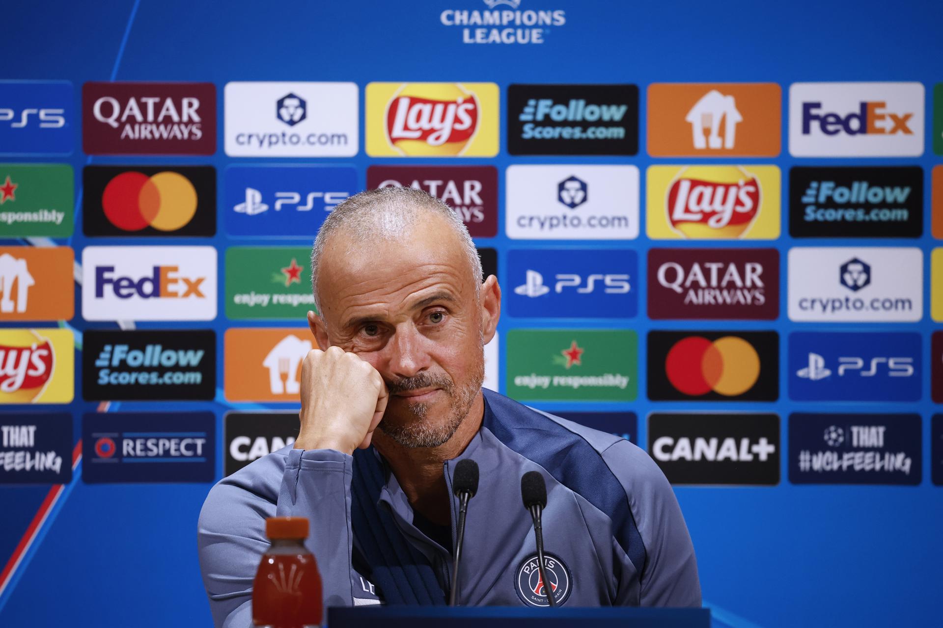 El entrenador del PSG, Luis Enrique, asiste a una conferencia de prensa en el centro de entrenamiento del PSG Campus en Poissy, al oeste de París, Francia. El PSG se enfrentará al Atalanta BC en su primer partido de la Liga de Campeones de la temporada 2025-26. (Liga de Campeones, Francia) EFE/EPA/YOAN VALAT
