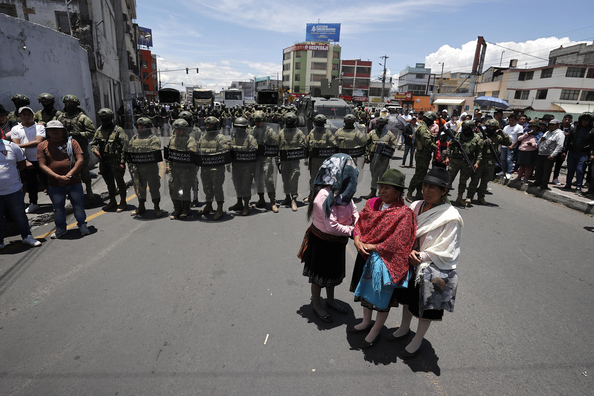 Mujeres indígenas participan en una protesta este lunes, en la ciudad de Latacunga (Ecuador). EFE/ José Jácome

