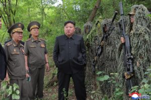 Una fotografía publicada por la Agencia Central de Noticias de Corea (KCNA) oficial muestra al líder norcoreano, Kim Jong Un (C), visitando una base de entrenamiento de operaciones especiales del Estado Mayor del Ejército Popular de Corea en un lugar no revelado en Corea del Norte, el 27 de agosto de 2025 EFE/EPA/KCNA