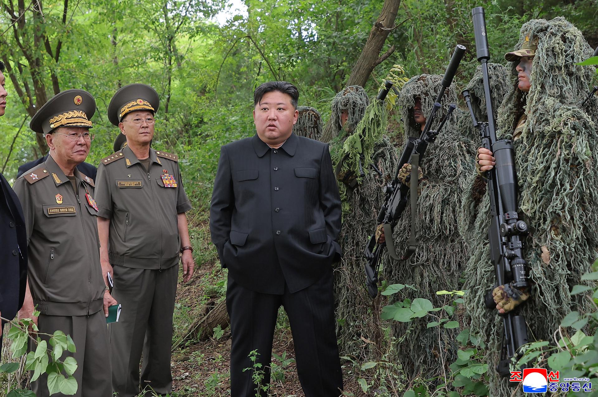 Una fotografía publicada por la Agencia Central de Noticias de Corea (KCNA) oficial muestra al líder norcoreano, Kim Jong Un (C), visitando una base de entrenamiento de operaciones especiales del Estado Mayor del Ejército Popular de Corea en un lugar no revelado en Corea del Norte, el 27 de agosto de 2025 EFE/EPA/KCNA