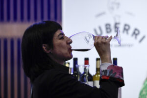 Una persona participa en una cata de vinos durante la Basque Wine este martes, en Ciudad de México (México). EFE/ José Méndez