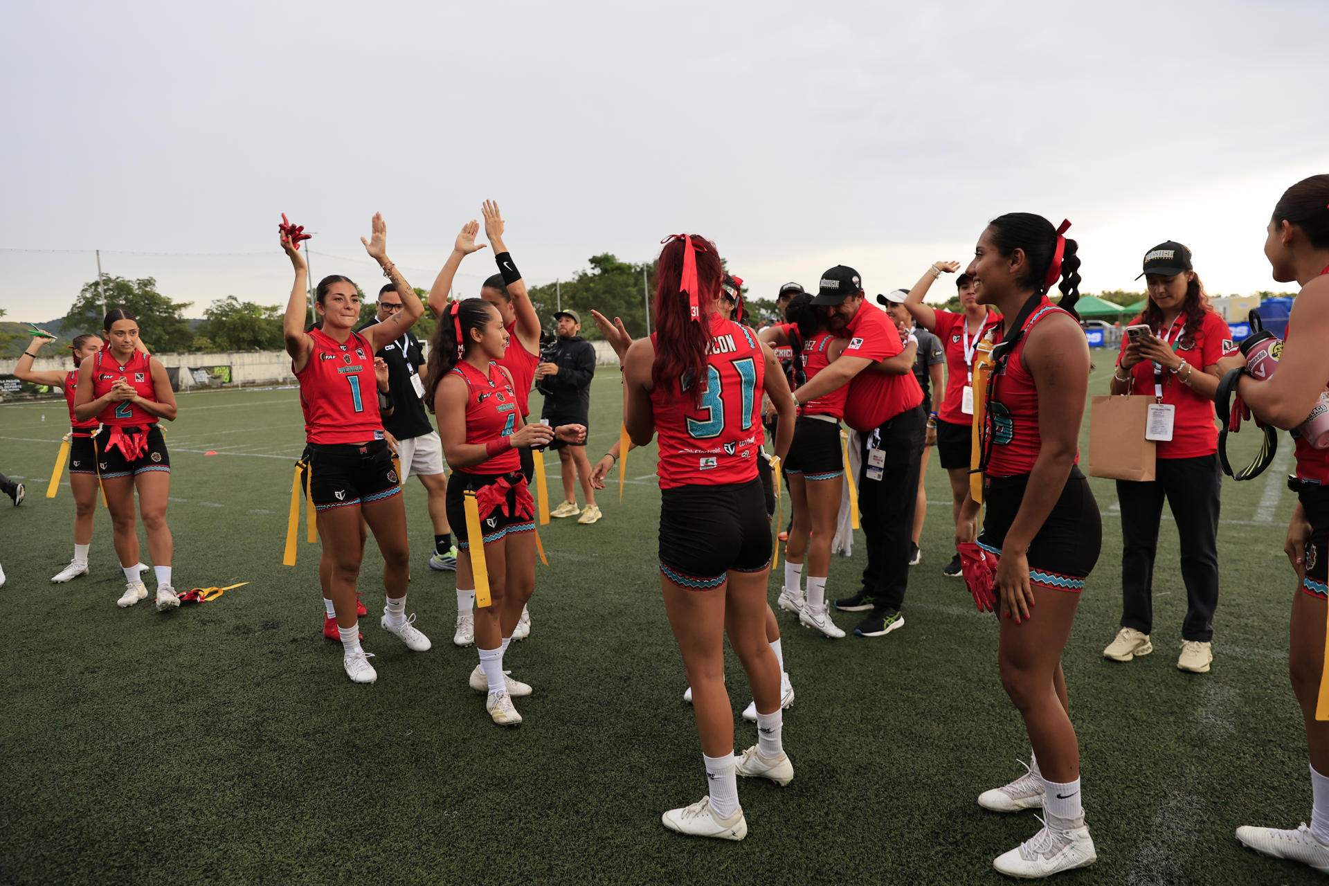 Las jugadoras de México celebran este domingo, al ganar la final del Campeonato Continental de fútbol bandera . EFE/Bienvenido Velasco