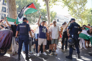 MADRID, 14/09/2025.- Varias personas con banderas palestinas protestan en el Paseo de la Castellana, este domingo, durante la última etapa de la Vuelta a España que se disputa entre las localidades madrileñas de Alalpardo y Madrid, con un recorrido 103,6 Km.- EFE/ Rodrigo Jiménez