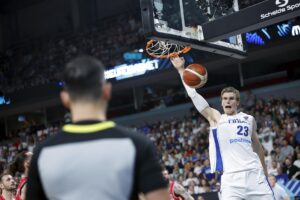 El finlandés Lauri Markkanen anota ante Georgia. EFE/EPA/TOMS KALNINS