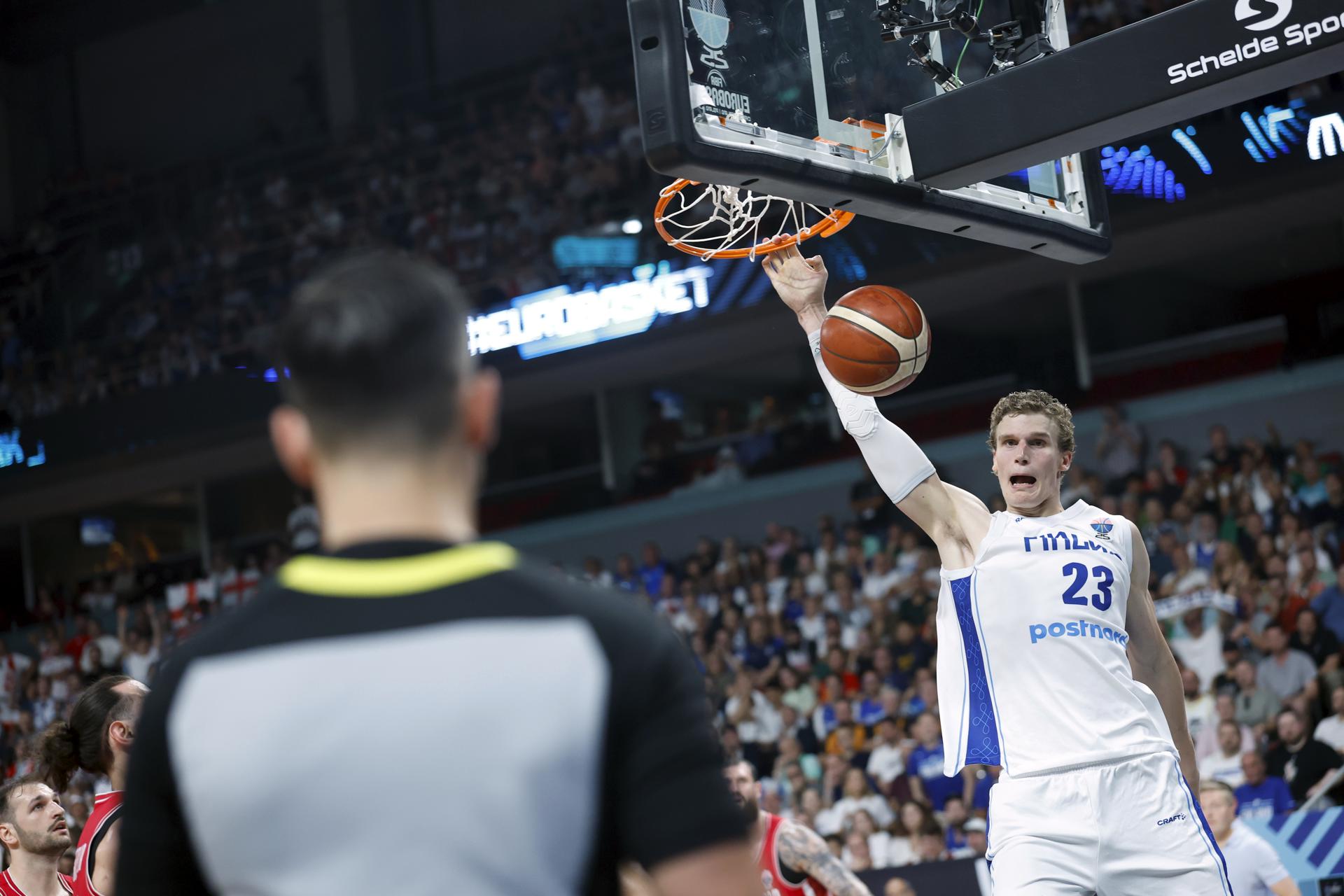 El finlandés Lauri Markkanen anota ante Georgia. EFE/EPA/TOMS KALNINS
