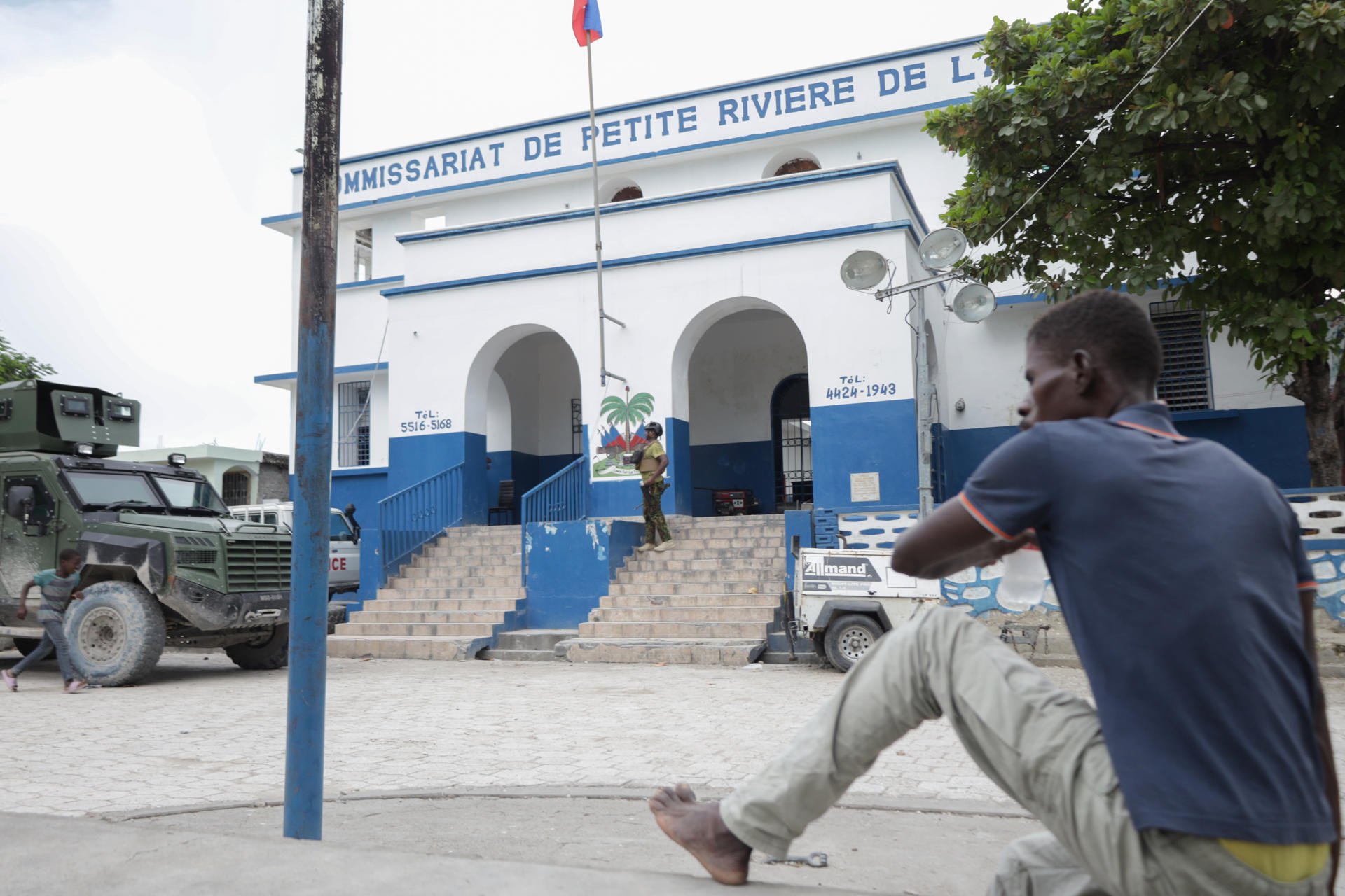 Fotografía del 29 de agosto de 2025 que muestra a personas frente a la comisaría de la Policía Nacional en Petite Rivière de l'Artibonite (Haití). EFE/ Patrice Noel
