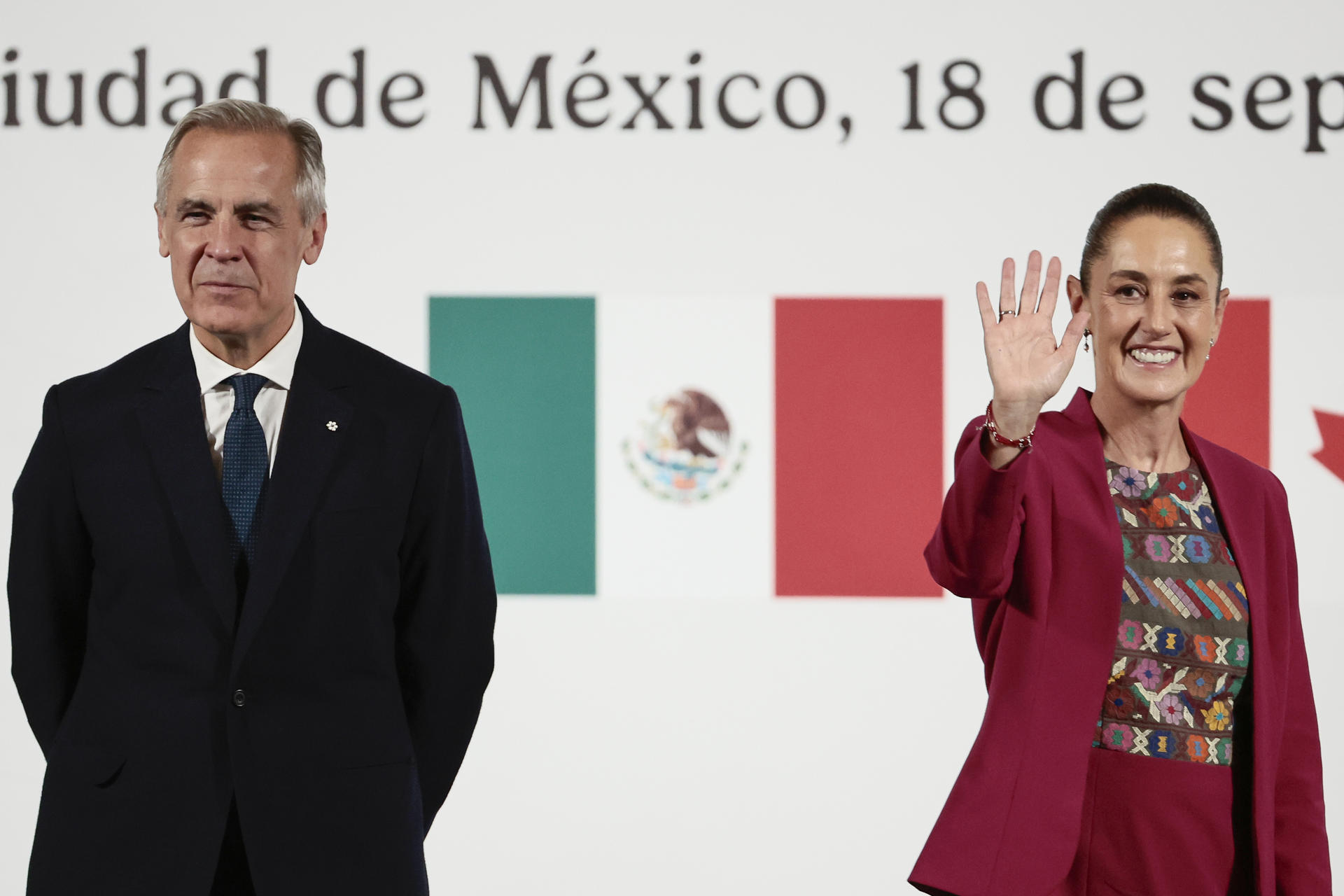 La presidenta de México, Claudia Sheinbaum (d), saluda junto al primer ministro de Canadá, Mark Carney, en Ciudad de México (México). EFE/ José Méndez