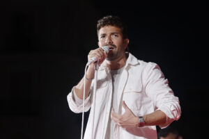 El músico y cantante Pablo Alborán durante el concierto que ha ofrecido hoy martes en la Puerta del Sol de Madrid presentando su último trabajo ´Km 0´. EFE / Sergio Pérez.