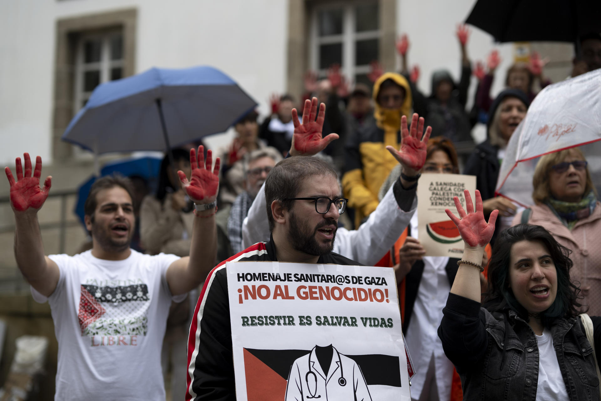Vista de la manifestación convocada por la plataforma 'PararLaGuerra.es' en Vigo para homenajear y apoyar el trabajo de los profesionales sanitarios en Gaza y dar apoyo a la Flotilla de la Libertad, este sábado en el Marco de Vigo. EFE/Brais Lorenzo