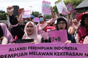 JAKARTA (Indonesia), 03/09/2025.- Activists from Indonesia Women’s Alliance shout anti-violence slogans in front of Parliament building in Jakarta, Indonesia, 03 September 2025. Hundreds women activists staged an anti-violence rally due protests across the country following the death of a motorbike hailing driver during an earlier protest against the housing allowance for members of parliament on the night of 28 August in Jakarta. (Protestas) EFE/EPA/ADI WEDA
