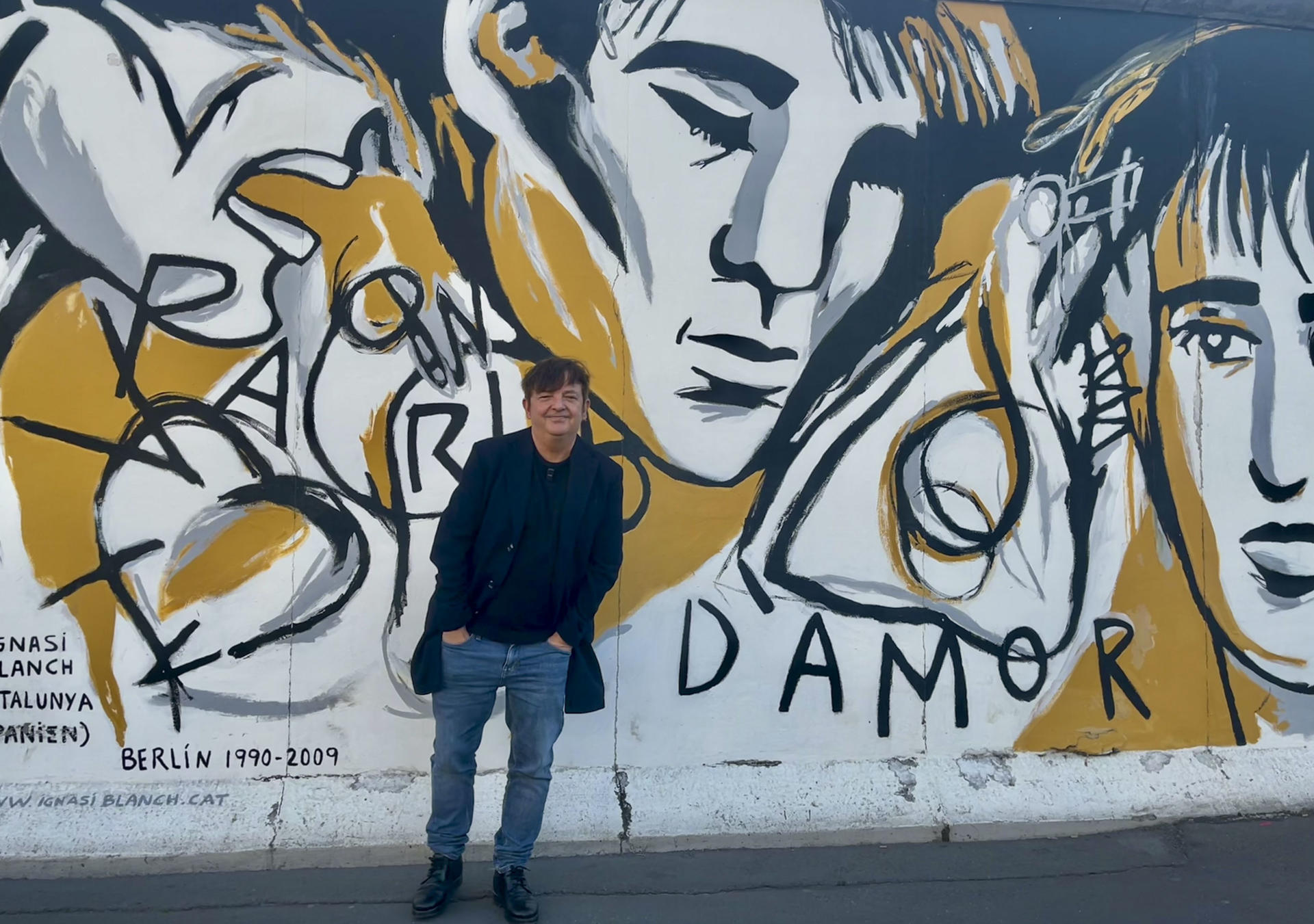 El artista español Ignasi Blanch pintó 'Parlo d'amor' (Hablo de amor) en la East Side Gallery, la sección del muro de Berlín cubierto con coloridos murales que cumple 35 años, con la idea inicial de que fuera un proyecto efímero, pero se ha convertido en un legado cultural que perdura en el tiempo. En su mural, Blanch asegura a EFE que habla de "diversidad, de la libertad, llamar a quien quieras de un modo libre y con tranquilidad", pero asegura que esto sigue siendo delito en muchos países y que es un tema "de moda" por "lo difícil que es otra vez". EFE/ Andrea Gallego