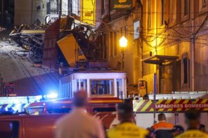 Imagen del funicular de Gloria accidentado en Lisboa. EFE/EPA/MIGUEL A. LOPES