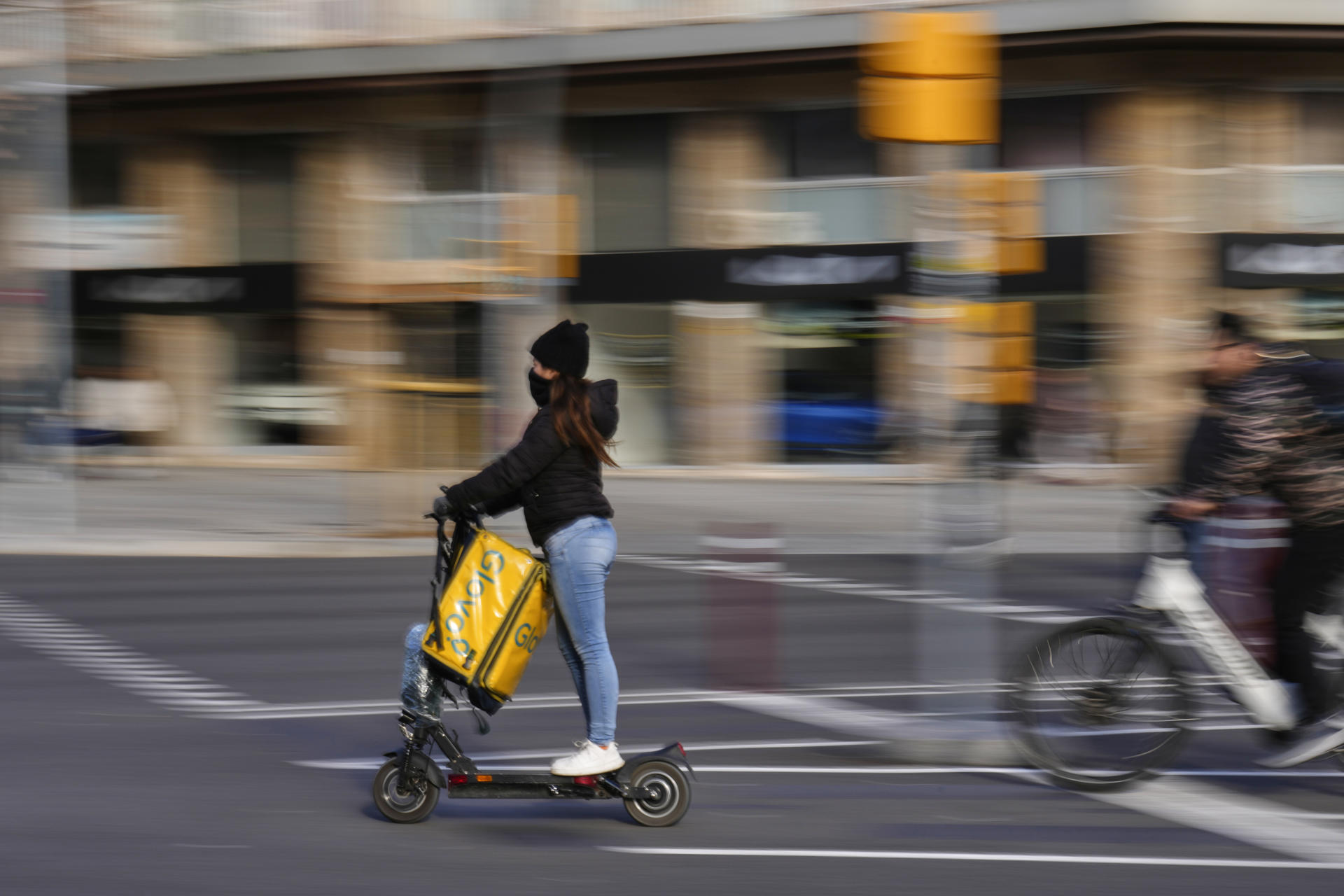 La conductora de un patinete eléctrico circula por una calle de Barcelona, en una imagen de archivo. EFE/ Alejandro García