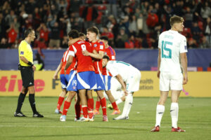 Jugadores de Chile celebran este sábado al final de un partido del grupo A de la Copa Mundial Sub-20 ante Nueva Zelanda en el estadio Nacional en Santiago. EFE/ Elvis Gonzalez