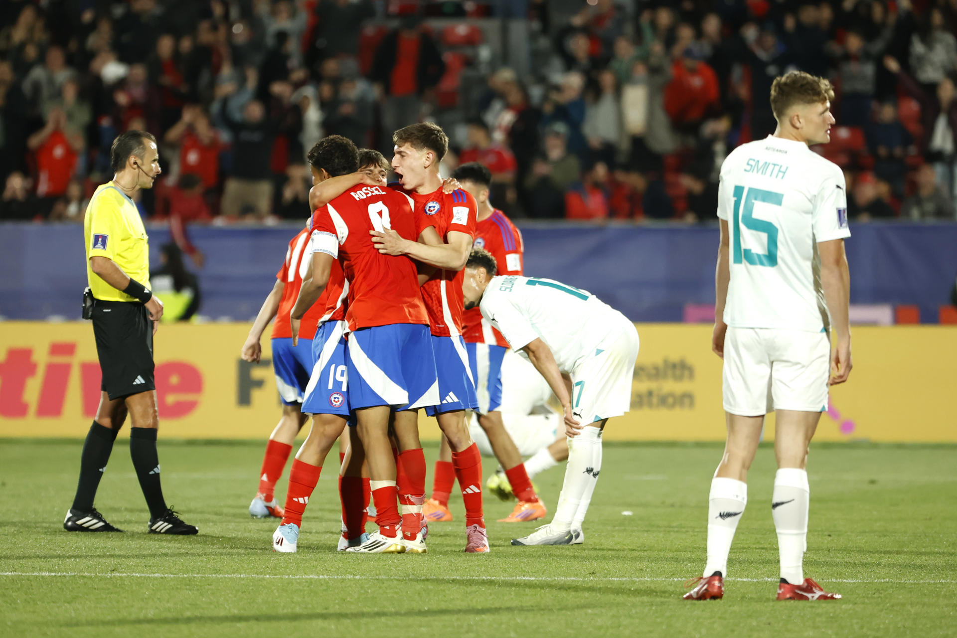Jugadores de Chile celebran este sábado al final de un partido del grupo A de la Copa Mundial Sub-20 ante Nueva Zelanda en el estadio Nacional en Santiago. EFE/ Elvis Gonzalez