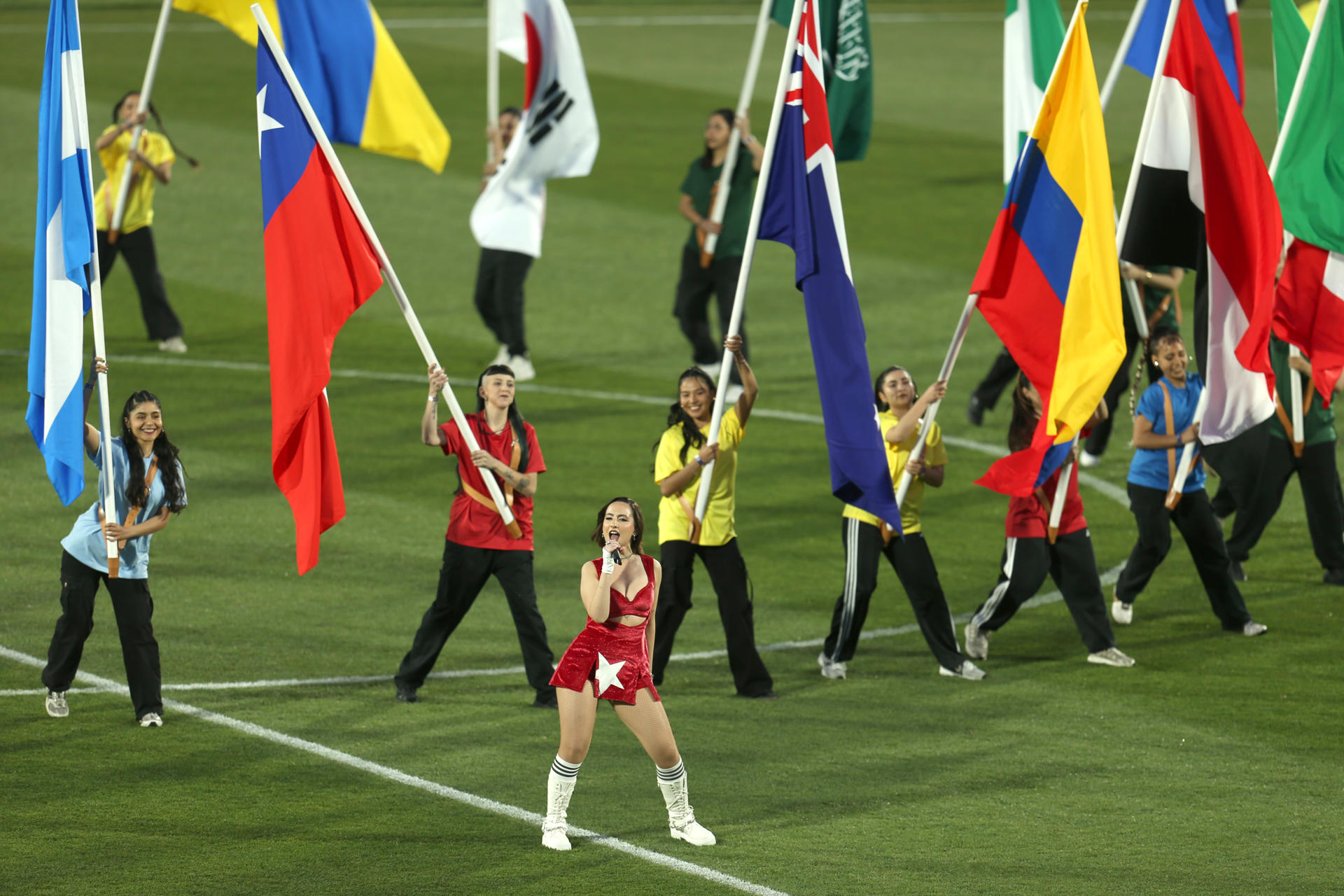 La cantante chilena Shirel durante la inauguración del Mundial Sub-20 este sábado en el estadio Nacional en Santiago (Chile). EFE/Ailen Díaz
