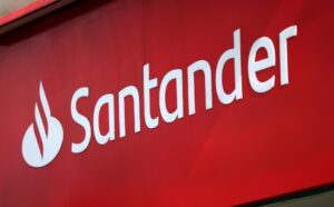 A seis de su lanzamiento en México, Openbank, el banco digital de Santander, superó los 300.000 clientes, con una captación de más de 5.000 millones de pesos (unos 250 millones de dólares), según indicó este martes la entidad financiera.  Imagen de archivo. EFE/EPA/ANDY RAIN