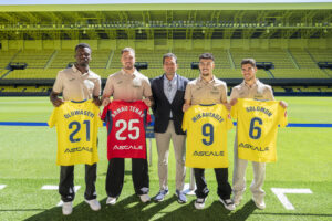 El Villarreal ha realizado la presetnación de sus cuatro últimas incorporciones a la plantilla. En la imagen (izqda a dcha), Tani Oluwasevi, Arnau Tenas, Georges Mikautadze y Manor Solomon, junto al consejero delegado Fernando Roig Negueroles. EFE/Andreu Esteban