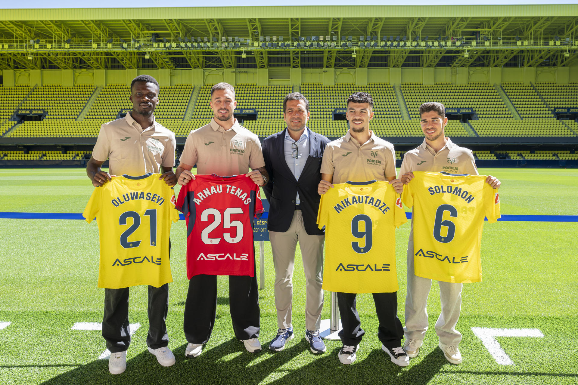 El Villarreal ha realizado la presetnación de sus cuatro últimas incorporciones a la plantilla. En la imagen (izqda a dcha), Tani Oluwasevi, Arnau Tenas, Georges Mikautadze y Manor Solomon, junto al consejero delegado Fernando Roig Negueroles. EFE/Andreu Esteban