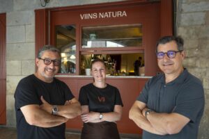 Imagen de archivo ( 02/08/2024) de los hermanos Roca en la inauguración de un bar en Girona que se incorporó a su universo gastronómico y en el que el vino es eje temático, de ahí que el nombre escogido sea el de Vii. En la imagen, los hermanos Joan y Josep (i) Roca junto a Audrey Doré (c), directora del nuevo restaurante Vii, EFE/David Borrat.