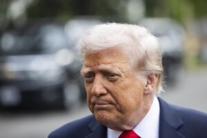 El presidente de EE.UU., Donald Trump habla en Washington, DC, EEUU, el 16 de septiembre de 2025. EFE/JIM LO SCALZO