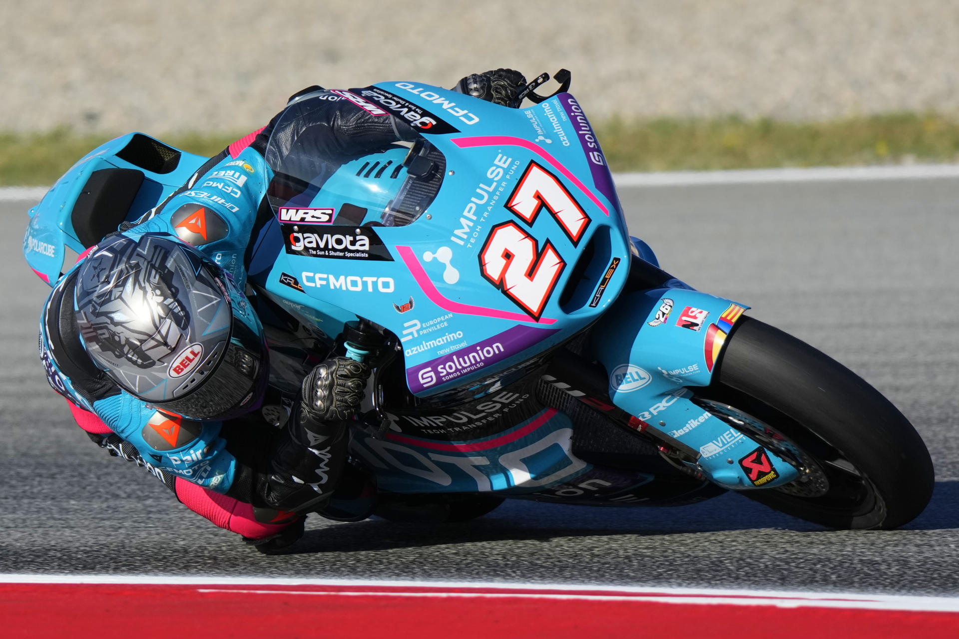 El piloto español de Moto2 Daniel Holgado (CFMoto Inde Aspar Team), durante la segunda sesión de entrenamientos libres del Gran Premio de Cataluña, 15ª cita de los Mundiales de velocidad, en el circuito de Barcelona-Cataluña. EFE/Alejandro García