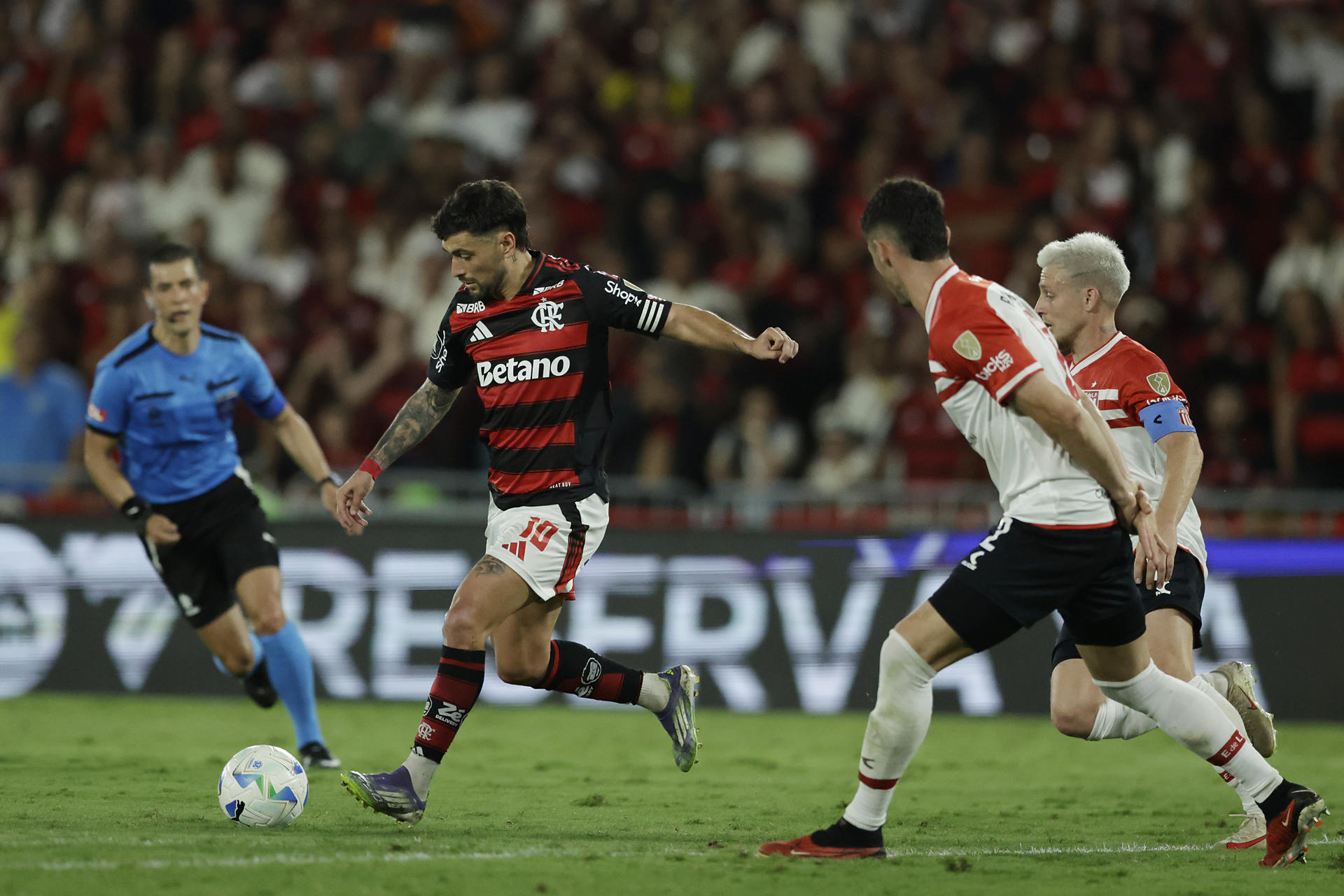 Giorgian De Arrascaeta (i), de Flamengo, controla el balón en un partido de cuartos de final de la Copa Libertadores entre Flamengo y Estudiantes de La Plata en el estadio Maracaná en Río de Janeiro (Brasil). EFE/ André Coelho