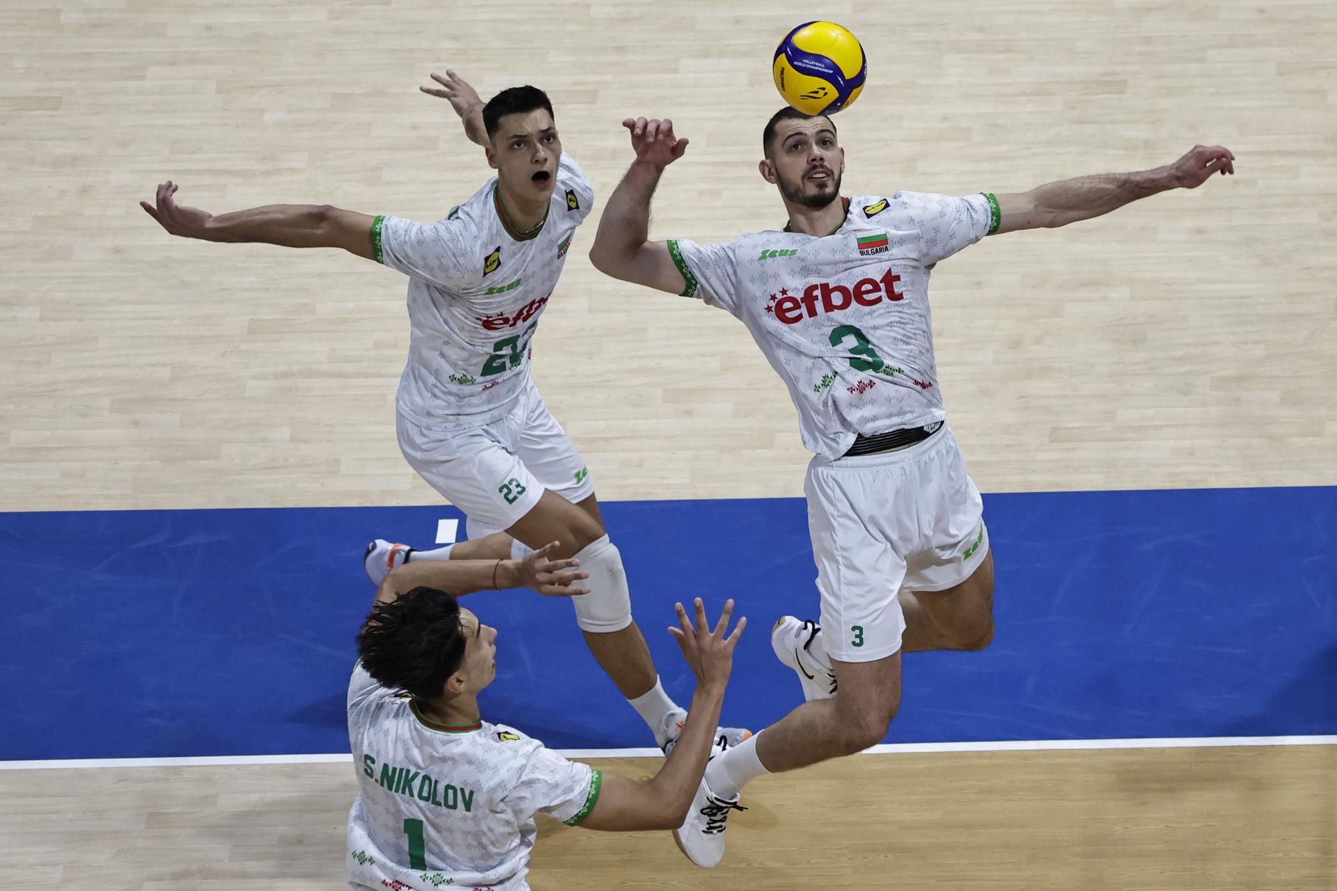 Los búlgaros Aleksandar Nikolov (i), Iliya Petkov (d) and Simeon Nikolov (abajo), durante el partido de octavos de final disputado este lunes contra Portugal, correspondiente al Mundial de voleibol que se disputa en Filipinas. EFE/ ROLEX DELA PENA
