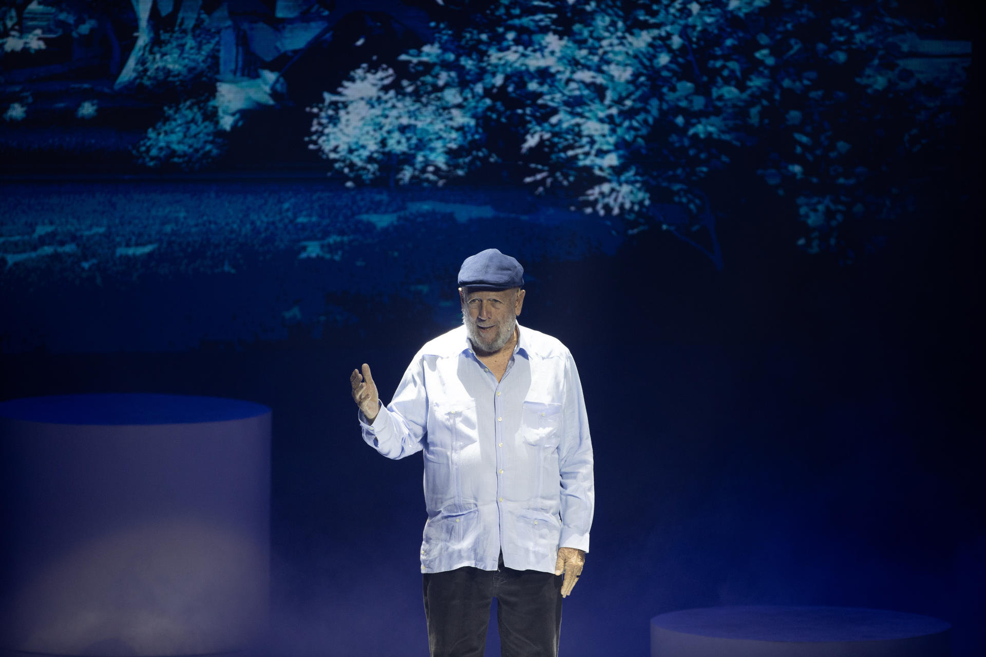 El gestor cultural Freddy Ginebra habla en la ceremonia inaugural de la 27ª edición de la Feria Internacional del Libro de Santo Domingo (FILSD) este jueves, en Santo Domingo (República Dominicana). EFE/Orlando Barría
