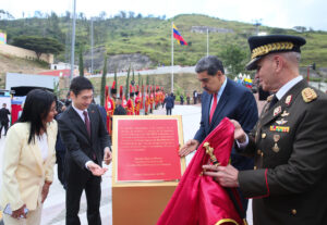 Fotografía cedida donde se observa al presidente de Venezuela, Nicolás Maduro (d), junto al embajador de China, Lan Hu (i), revelando una placa conmemorativa durante en un acto de Gobierno este 3 de septiembre de 2025, en Caracas (Venezuela). EFE/ Palacio de Miraflores