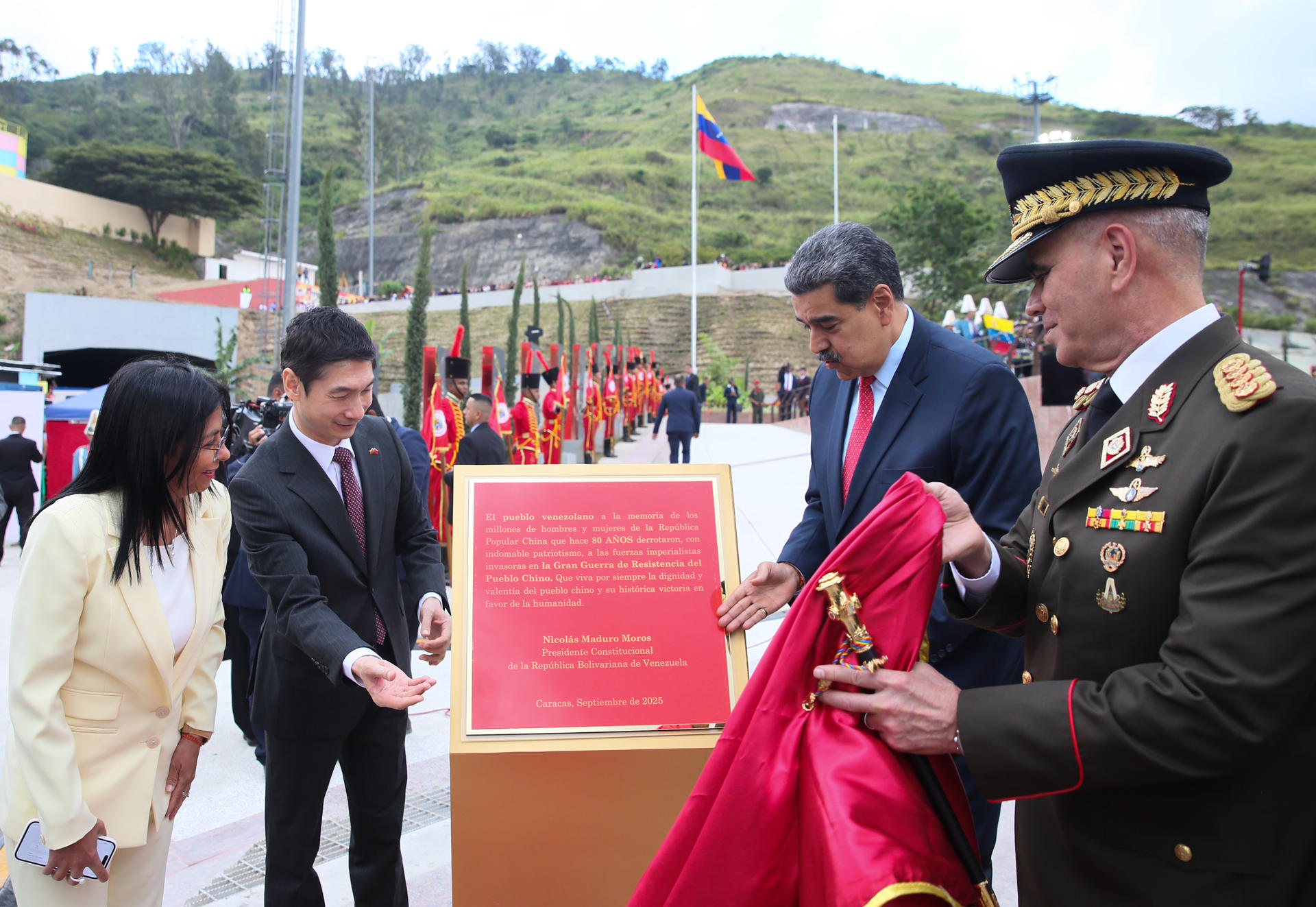 Fotografía cedida donde se observa al presidente de Venezuela, Nicolás Maduro (d), junto al embajador de China, Lan Hu (i), revelando una placa conmemorativa durante en un acto de Gobierno este 3 de septiembre de 2025, en Caracas (Venezuela). EFE/ Palacio de Miraflores
