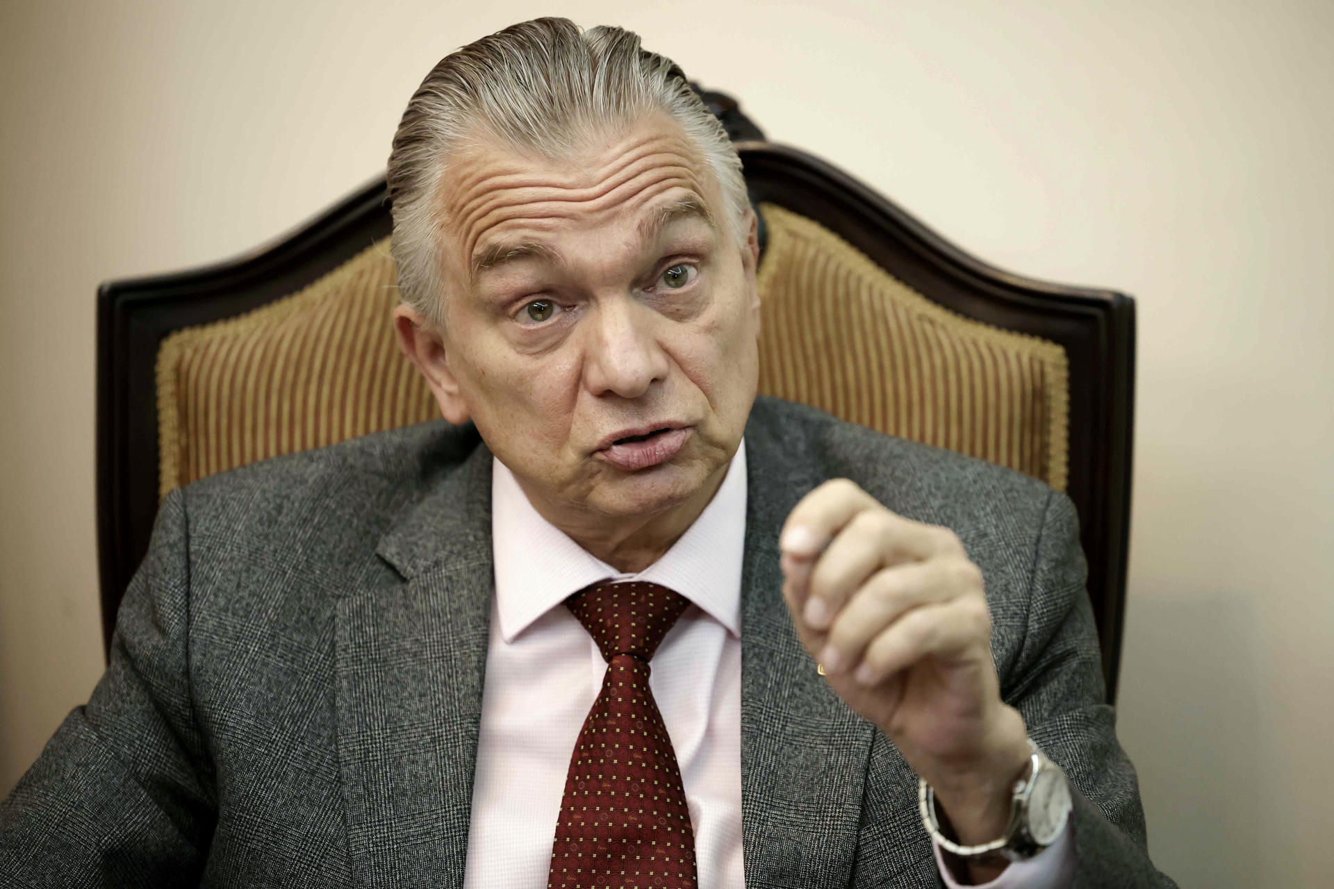 El canciller de Costa Rica, Arnoldo André, habla durante una entrevista con EFE este viernes, en San José (Costa Rica). EFE/Jeffrey Arguedas