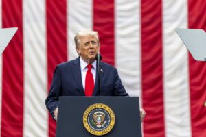 El presidente de Estados Unidos, Donald J. Trump, ofrece un discurso durante una ceremonia para conmemorar el 24.º aniversario del atentado terrorista del 11 de septiembre en el Pentágono, en Arlington, Virginia, Estados Unidos. EFE/EPA/SHAWN THEW
