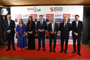 El presidente del Atlético de Madrid, Enrique Cerezo (3d); la viceconsejero de Turismo del Ayuntamiento de Madrid, Luis Martín Izquierdo (c), y la campeona olímpica Theresa Zabell, entre otros asistentes, a su llegada a la presentación de la Madcup 2026, en la que también se ha hecho balance de la primera edición Summit Madrid. EFE/Rodrigo Jiménez