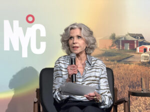 La actriz y activista Jane Fonda habla durante la conferencia 'Poder popular y confianza pública' este martes, en Nueva York (Estados Unidos). EFE/ Sarah Yáñez-Richards