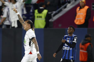 Dayro Moreno (i), de Once Caldas, celebra un gol en un partido por los cuartos de final de la Copa Sudamericana entre Independiente del Valle y Once Caldas en el estadio Banco Guayaquil en Quito (Ecuador). EFE/José Jácome