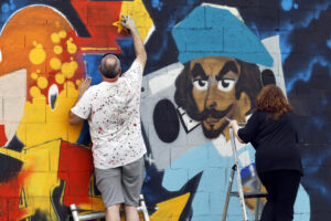 Al cierre del Verano, el certamen de Arte urbano de las Meninas de Canido regresa a sus orígenes vinculados con el grafiti y la reivindicación social, para reunir a miles de personas durante el fin de semana en el barrio alto de la ciudad de Ferrol. EFE/Kiko Delgado